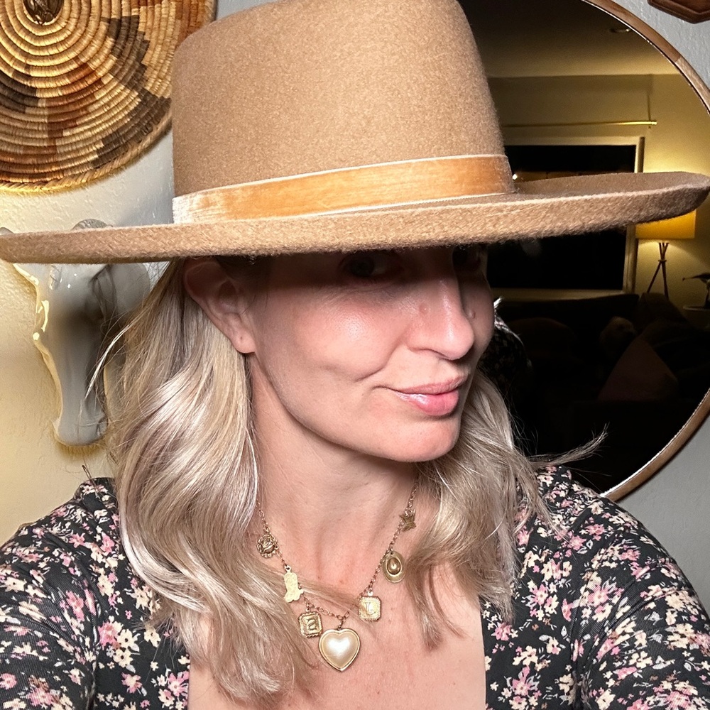 Lack of color wide brim hat with satin ribbon
